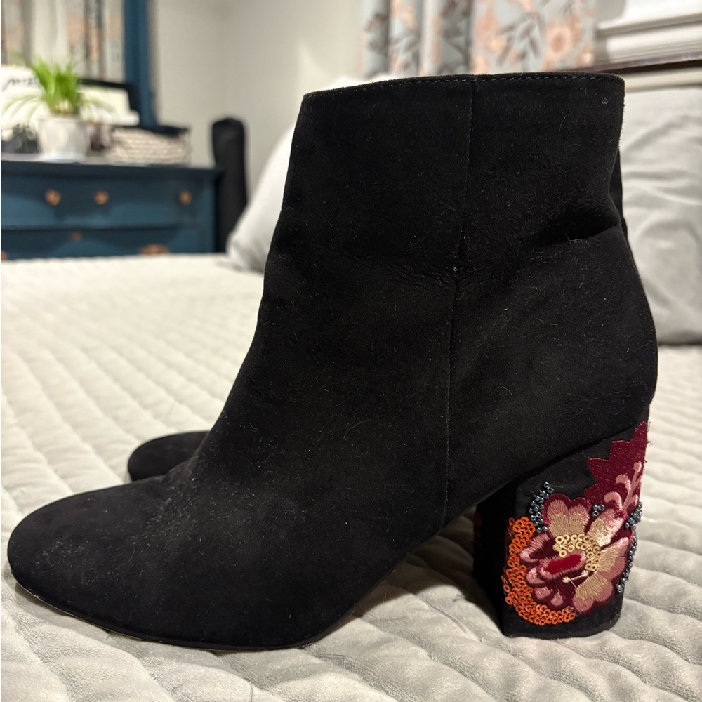 Express Black Ankle Boots with Floral Embroidery